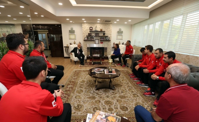 Başarılı sporculardan Başkan Yaşar'a ziyaret