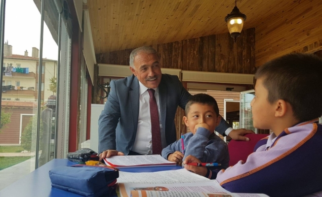 Başkan Özkan, Millet Kıraathanesini ziyaret etti