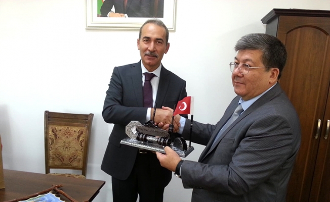 CÜ Rektörü Yıldız, Özbekistan'da üniversiteleri ziyaret etti