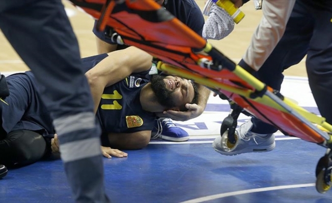 Fenerbahçeli Tyler Ennis'in ayağı kırıldı