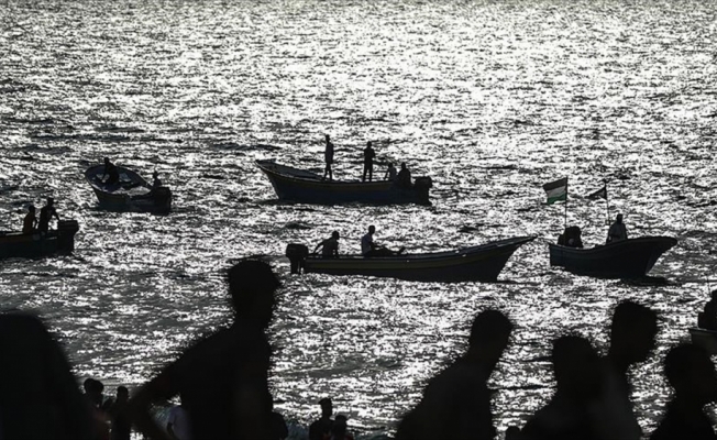 Gazzeliler, İsrail ablukasının kaldırılması talebiyle sahile akın etti