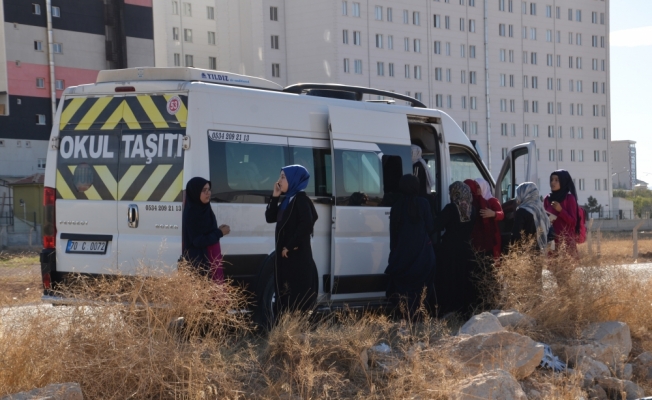 Karaman'da okul servisi ile otomobil çarpıştı: 3 yaralı