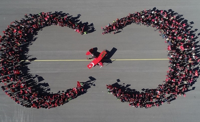 Türk kadın akrobasi pilotundan Cumhuriyet Bayramı'na özel gösteri