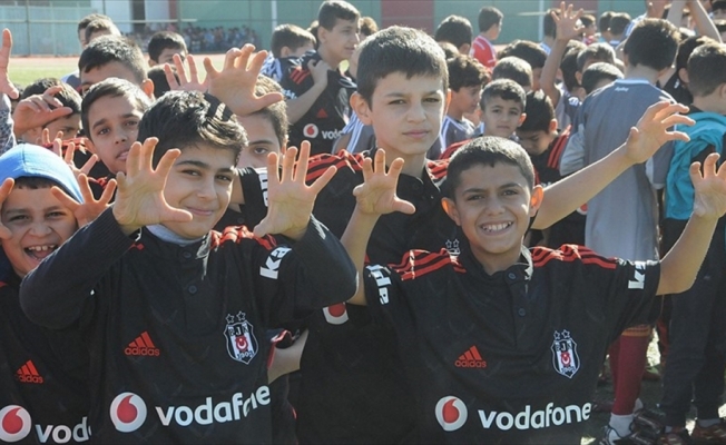 Beşiktaş'tan Cizreli 10 bin çocuğa forma