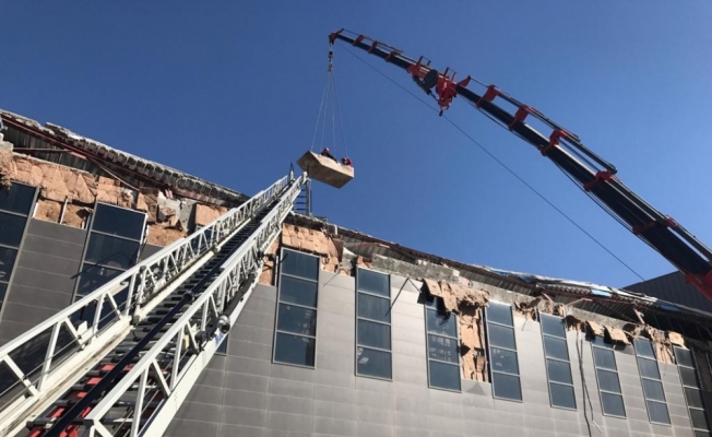 GÜNCELLEME 2 - Kayseri'de inşaat halindeki kongre binasının çatısı çöktü