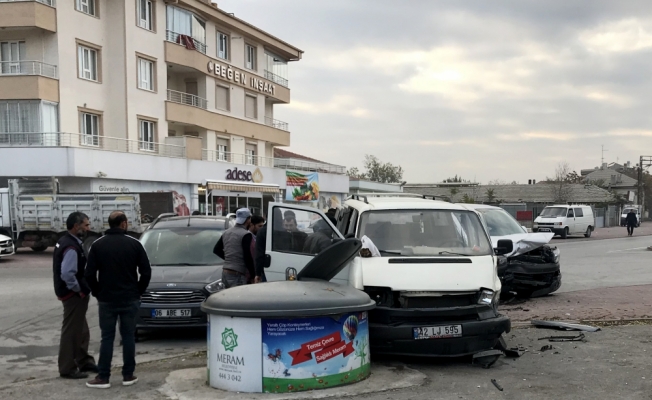 Konya'da kamyonet ile minibüs çarpıştı: 13 yaralı