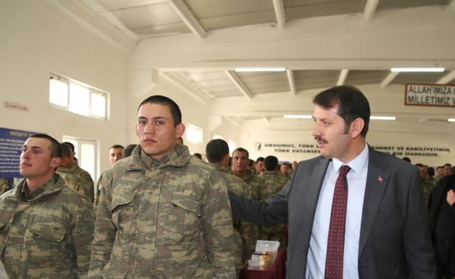 Sivas Valisi Ayhan askerlerle bir araya geldi