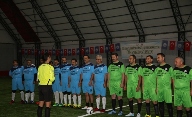 Sivas Valisi Ayhan, gazilerle futbol maçında bir araya geldi