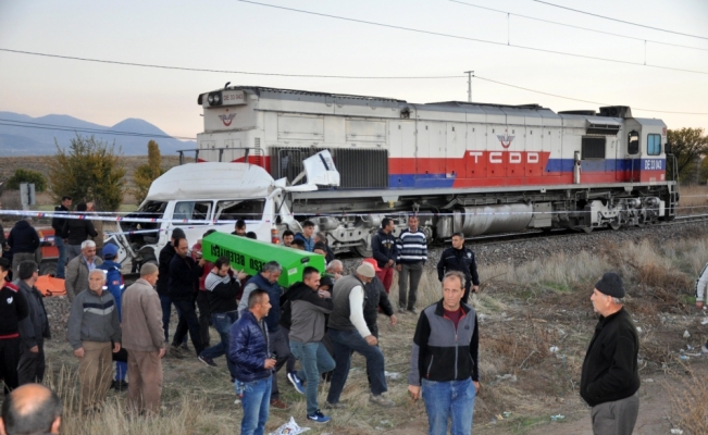 Tren hemzemin geçitte minibüse çarptı: 2 ölü
