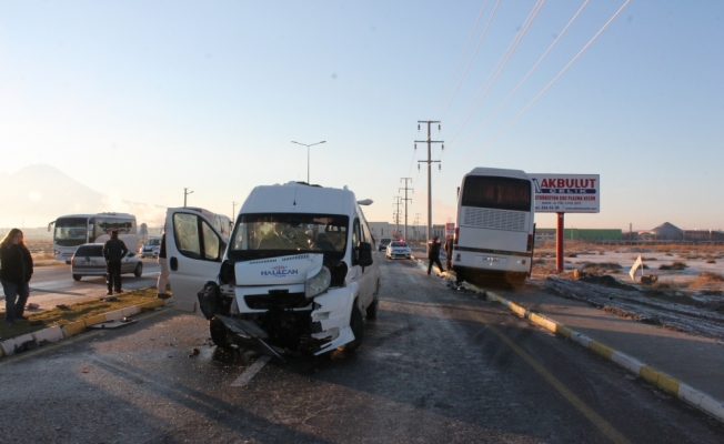 Aksaray'da iki işçi servisi çarpıştı: 17 yaralı