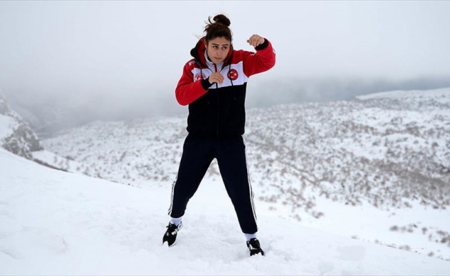 Avrupa şampiyonu kick boksçu Nemrut Dağı'nda çalışıyor