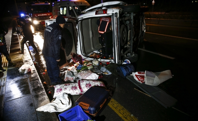 Başkentte virajı alamayan minibüs devrildi: 5 yaralı