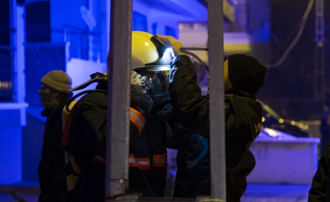 Başkentte yangın çıkan evde mahsur kalan 3 kişi kurtarıldı