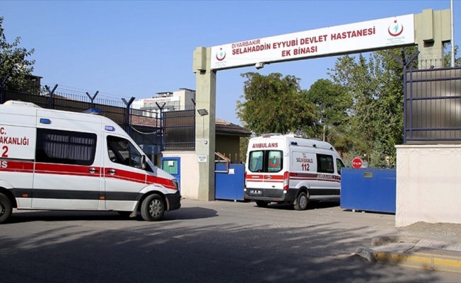 Diyarbakır'da terör saldırısında yaralanan polis şehit oldu
