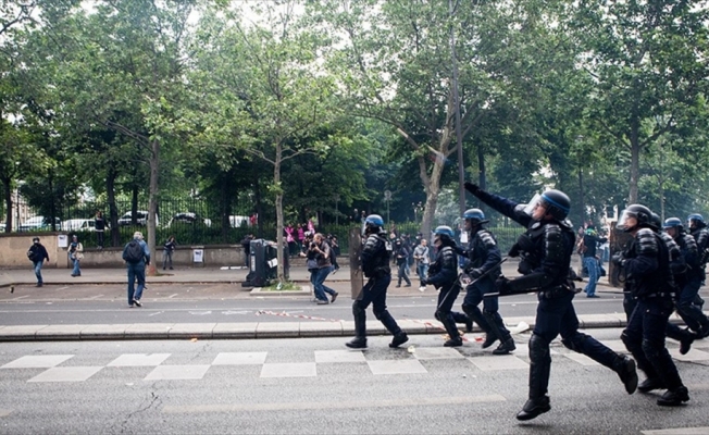 Fransa'da 'sarı yelekliler'in gösterileri başladı