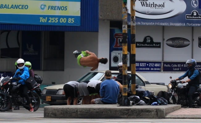 Hayatlarını trafik lambaları önünde akrobasi yaparak kazanıyorlar
