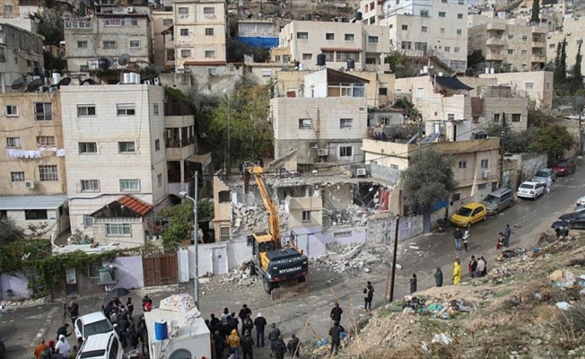 İsrail Filistinlinin evini kendi elleriyle yıktırdı
