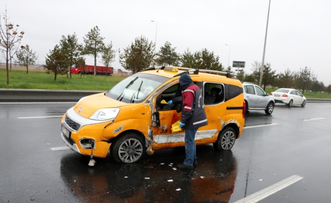 Kayseri'de polisin kovaladığı çalıntı taksi kaza yaptı: 2 yaralı