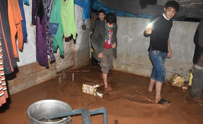 Suriye'deki kamplarda sert kış koşullarında sel çilesi