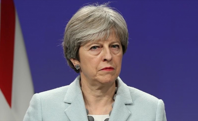 Theresa May'den güven oylaması zaferi