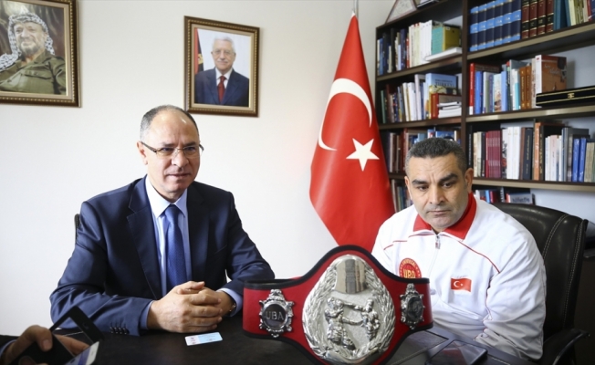 Türk boksör Karakuş kemerini Filistin'e armağan etti
