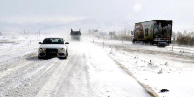 Ankara-Bolu kara yolunda ulaşıma kar ve tipi engeli