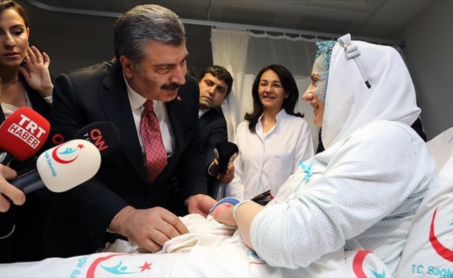 Bakan Koca, İstanbul'da yeni yılın ilk bebeğini ziyaret etti
