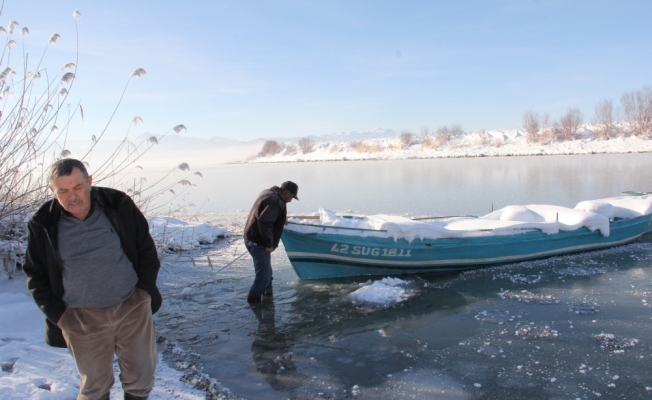 Balıkçılar buz tutan gölün ava açılmasını bekliyor