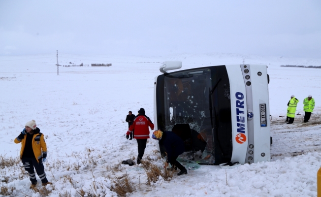 Sivas'ta yolcu otobüsü devrildi: 15 yaralı
