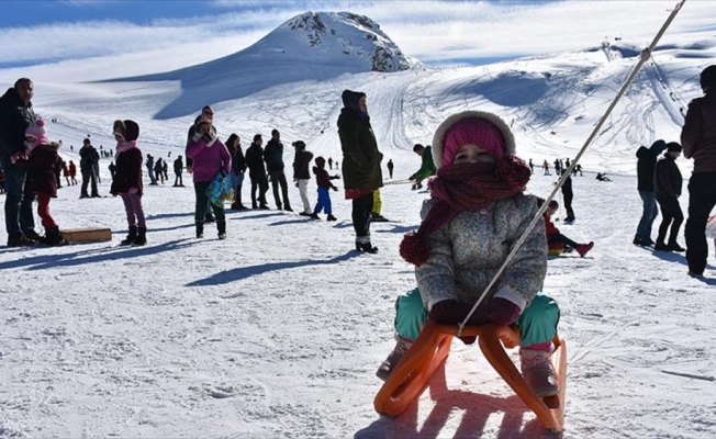 Hakkari'de 2800 rakımda kayak ve piknik keyfi