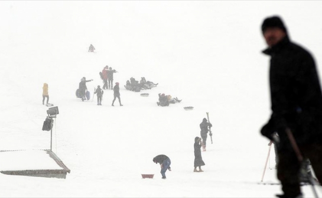 Kar ve sisli havada kayak keyfi