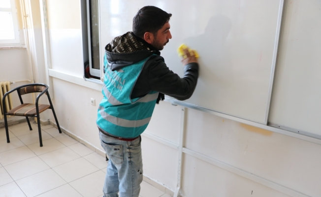 Karaman'da hükümlüler okulları onarıyor