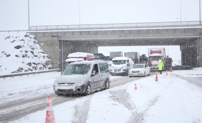 Kayseri ve Sivas'ta ulaşıma kar engeli