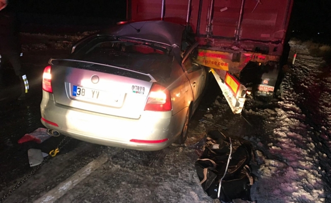 Konya'da otomobil tırla çarpıştı: 4 ölü, 2 yaralı