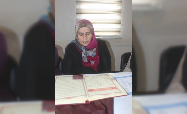 Okuma yazma bilmeyen kadın Kur'an okumayı öğrendi