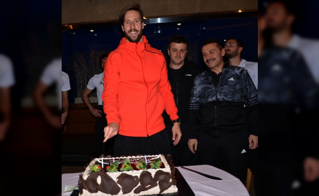 Sivasspor'da 2 futbolcuya sürpriz doğum günü kutlaması