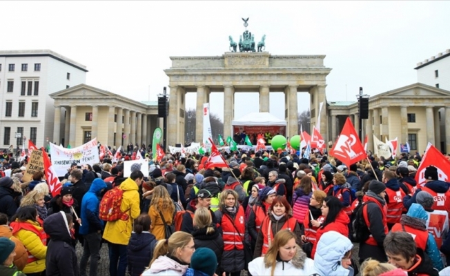 Almanya'da kamu çalışanları 'uyarı grevi' yaptı