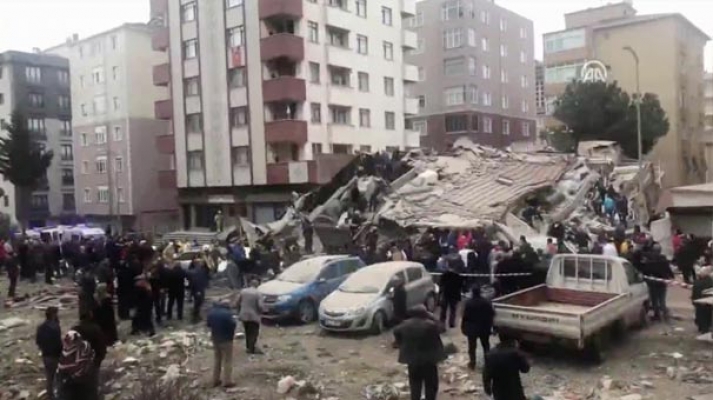 İstanbul'da 8  katlı bina çöktü!