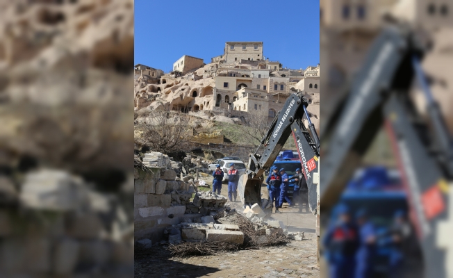 Kapadokya'da peribacaları yakınındaki yapıların yıkılması