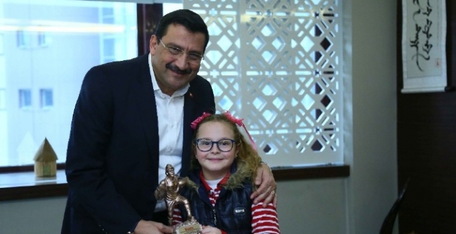 Minik Buse, Keçiören Belediye başkanı Mustafa Ak’ı ziyaret etti