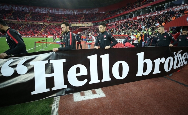 A Milli Futbol Takımı ısınmaya 'Hello brother' yazılı pankartla çıktı