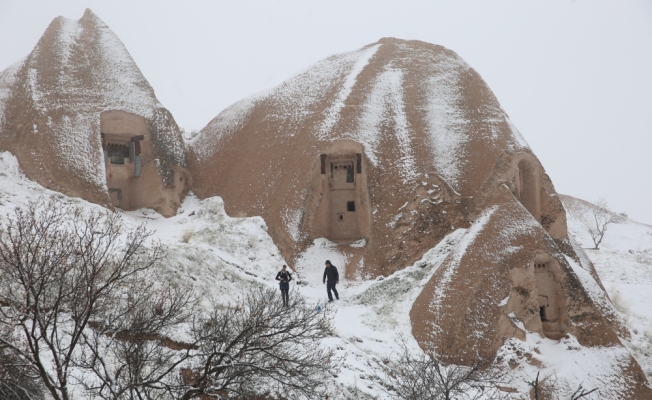 Baharda yağan kar Kapadokya'da güzel görüntüler oluşturdu