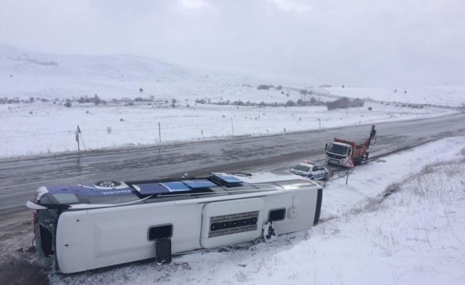 Sivas'ta yolcu otobüsü devrildi: 32 yaralı