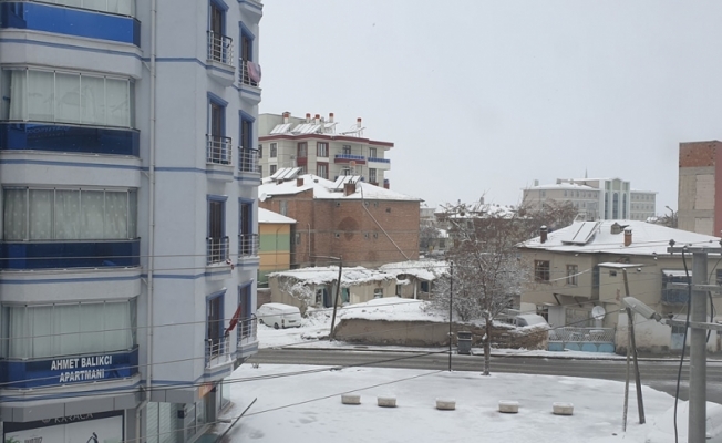 Karapınar'a mart karı yağdı