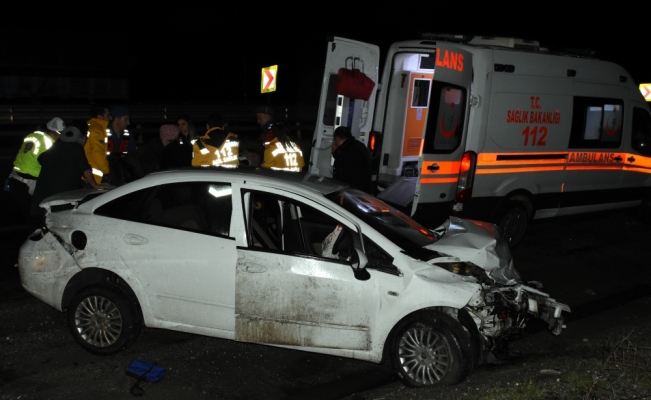 Kırıkkale'de otomobil bariyerlere çarptı: 3 yaralı