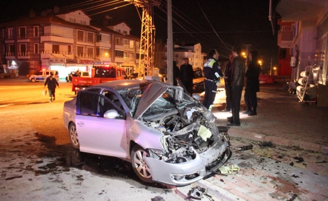 Konya'da hafif ticari araç ile otomobil çarpıştı: 8 yaralı