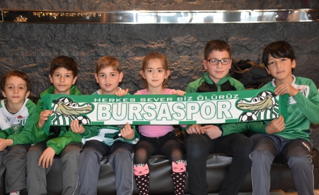 Yavru timsahlardan Bursasporlu futbolculara moral