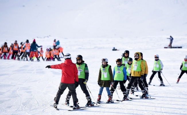 Erciyes'te 2 bin çocuk kayak eğitim aldı