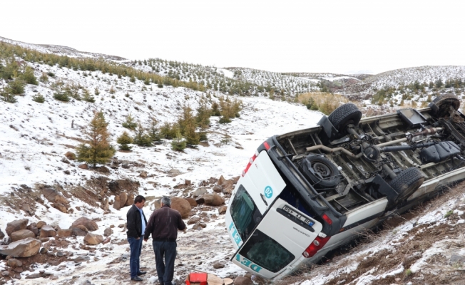 Kayseri'de minibüs devrildi: 3 yaralı
