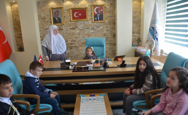Mihalgazi Belediye Başkanı Akgün, makamını çocuklara bıraktı